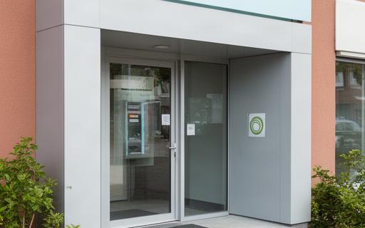Herkenbare entree van het wisselkantoor aan de Boomgaardweg in Almere
