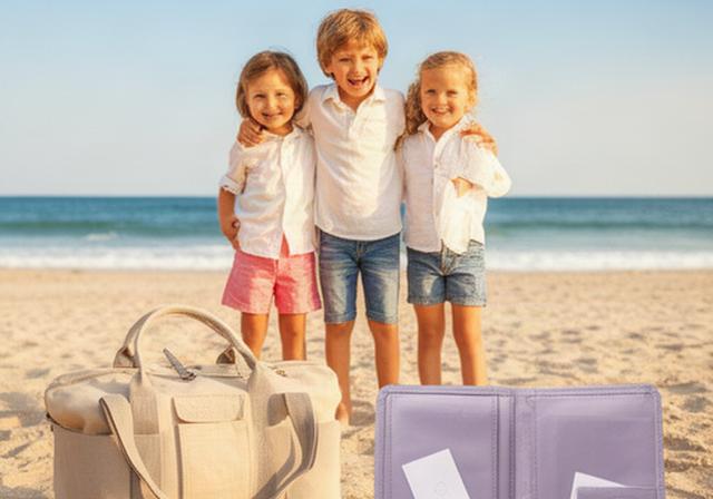 Gezin met twee kinderen op een zonnig strand met strandtas en reisportemonnee